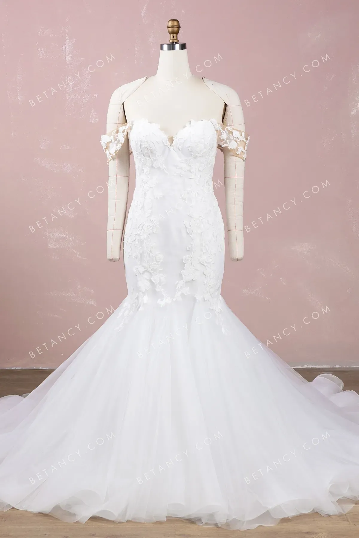 Alluring Lace Off-shoulder Trumpet Tulle Wedding Gown